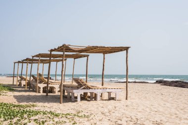 Ashvem Beach, Goa/Hindistan-Mayıs 1 2018: yerel plaja kulübeleri ve küçük Ashvem Beach Goa Hindistan'da gevşeme bölgeler