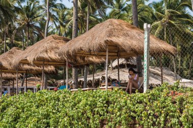 Ashvem Beach, Goa/Hindistan-Mayıs 1 2018: yerel plaja kulübeleri ve küçük Ashvem Beach Goa Hindistan'da gevşeme bölgeler