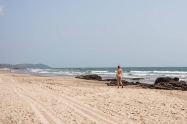 Ozran ya da küçük Vagator plaj, Goa/Hindistan-Nisan 21 2018: turist ve küçük Vagator veya Ozran Beach Goa Hindistan'da tadını aileler