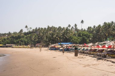 Ozran ya da küçük Vagator plaj, Goa/Hindistan-Nisan 21 2018: turist ve küçük Vagator veya Ozran Beach Goa Hindistan'da tadını aileler