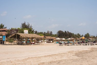 Ashvem Beach, Goa/Hindistan-Mayıs 1 2018: yerel plaja kulübeleri ve küçük Ashvem Beach Goa Hindistan'da gevşeme bölgeler