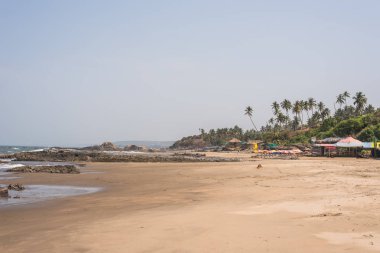 Ozran ya da küçük Vagator plaj, Goa/Hindistan-Nisan 21 2018: turist ve küçük Vagator veya Ozran Beach Goa Hindistan'da tadını aileler