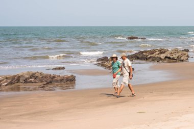 Ozran ya da küçük Vagator plaj, Goa/Hindistan-Nisan 21 2018: turist ve küçük Vagator veya Ozran Beach Goa Hindistan'da tadını aileler