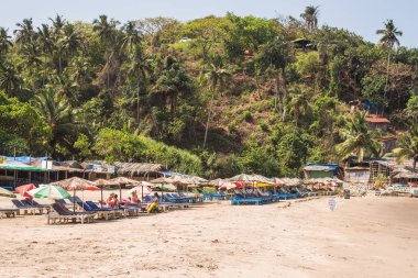 Ozran ya da küçük Vagator plaj, Goa/Hindistan-Nisan 21 2018: turist ve küçük Vagator veya Ozran Beach Goa Hindistan'da tadını aileler