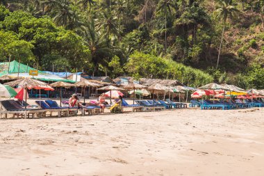 Ozran ya da küçük Vagator plaj, Goa/Hindistan-Nisan 21 2018: turist ve küçük Vagator veya Ozran Beach Goa Hindistan'da tadını aileler