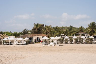Ashvem Beach, Goa/Hindistan-Mayıs 1 2018: yerel plaja kulübeleri ve küçük Ashvem Beach Goa Hindistan'da gevşeme bölgeler