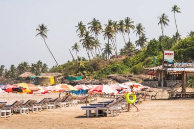 Ozran ya da küçük Vagator plaj, Goa/Hindistan-Nisan 21 2018: turist ve küçük Vagator veya Ozran Beach Goa Hindistan'da tadını aileler
