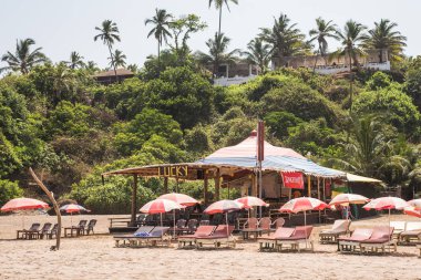 Ozran ya da küçük Vagator plaj, Goa/Hindistan-Nisan 21 2018: turist ve küçük Vagator veya Ozran Beach Goa Hindistan'da tadını aileler