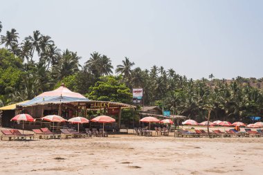 Ashvem Beach, Goa/Hindistan-Mayıs 1 2018: yerel plaja kulübeleri ve küçük Ashvem Beach Goa Hindistan'da gevşeme bölgeler