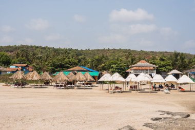 Ashvem Beach, Goa/Hindistan-Mayıs 1 2018: yerel plaja kulübeleri ve küçük Ashvem Beach Goa Hindistan'da gevşeme bölgeler