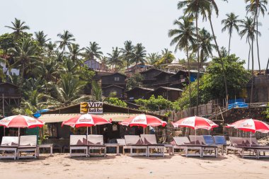 Ozran ya da küçük Vagator plaj, Goa/Hindistan-Nisan 21 2018: turist ve küçük Vagator veya Ozran Beach Goa Hindistan'da tadını aileler