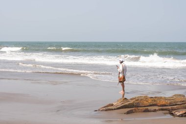 Ozran ya da küçük Vagator plaj, Goa/Hindistan-Nisan 21 2018: turist ve küçük Vagator veya Ozran Beach Goa Hindistan'da tadını aileler