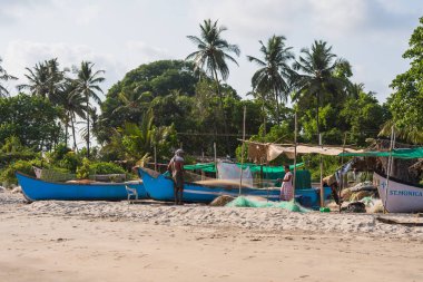 Ashvem Beach, Goa/Hindistan-Mayıs 1 2018: yerel balıkçılar Goa Hindistan'da küçük Ashvem Plajı'nda denize venturing için hazırlanıyor
