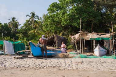 Ashvem Beach, Goa/Hindistan-Mayıs 1 2018: yerel balıkçılar Goa Hindistan'da küçük Ashvem Plajı'nda denize venturing için hazırlanıyor