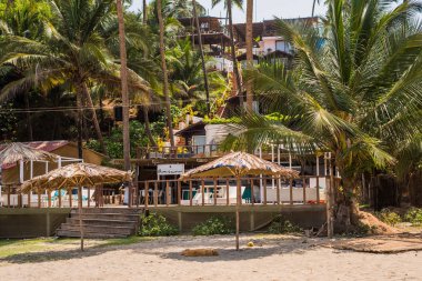 Ozran ya da küçük Vagator plaj, Goa/Hindistan-Nisan 21 2018: turist ve küçük Vagator veya Ozran Beach Goa Hindistan'da tadını aileler