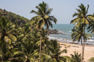 Ozran ya da küçük Vagator plaj, Goa/Hindistan-Nisan 21 2018: turist ve küçük Vagator veya Ozran Beach Goa Hindistan'da tadını aileler