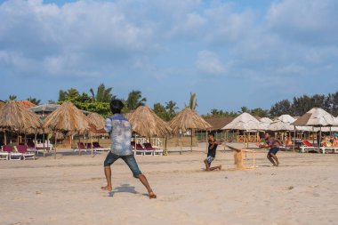 Ashvem Beach, Goa/Hindistan-Mayıs 1 2018: Goa Hindistan'da küçük Ashvem Plajı'nda akşam plaj kriket oynarken yerel çocuklar
