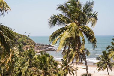 Ozran ya da küçük Vagator plaj, Goa/Hindistan-Nisan 21 2018: turist ve küçük Vagator veya Ozran Beach Goa Hindistan'da tadını aileler