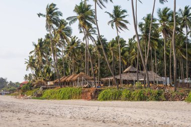 Ashvem Beach, Goa/Hindistan-Mayıs 1 2018: yerel plaja kulübeleri ve küçük Ashvem Beach Goa Hindistan'da gevşeme bölgeler