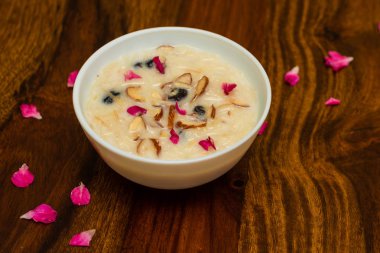 Lezzetli erişte veya Seviyan Kheer kopya alanı ile