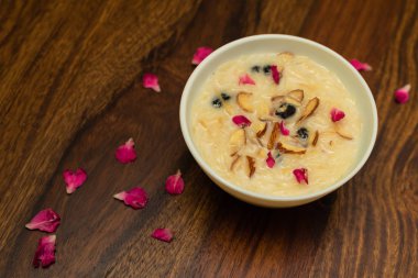 Lezzetli erişte veya Seviyan Kheer kopya alanı ile