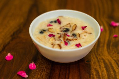 Lezzetli erişte veya Seviyan Kheer kopya alanı ile