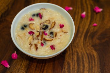 Lezzetli erişte veya Seviyan Kheer kopya alanı ile