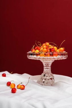 Kopya alanı beyaz ve kırmızı zemin üzerine keyifli kiraz