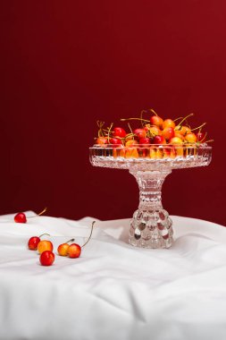 Kopya alanı beyaz ve kırmızı zemin üzerine keyifli kiraz