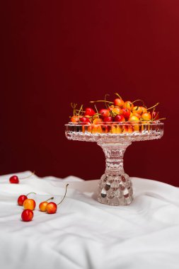 Kopya alanı beyaz ve kırmızı zemin üzerine keyifli kiraz