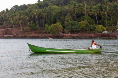 Betul Beach, Goa/Hindistan-Nisan 19 2019: yerel balıkçılar meşgul balık yakalamak