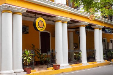 Pondicherry / India - 3 Eylül 2019: 1 Suffren Cafe, Hindistan 'ın Pondicherry bölgesinde.