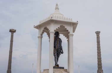 Pondicherry / India - 3 Eylül 2019: Asya 'nın Pondicherry bölgesindeki en uzun Mahatma gandhi heykeli 