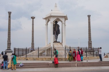 Pondicherry / India - 3 Eylül 2019: Asya 'nın Pondicherry bölgesindeki en uzun Mahatma gandhi heykeli 