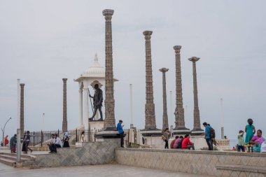 Pondicherry / India - 3 Eylül 2019: Asya 'nın Pondicherry bölgesindeki en uzun Mahatma gandhi heykeli 