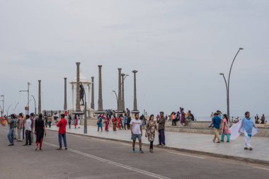 Pondicherry / India - 3 Eylül 2019: Asya 'nın Pondicherry bölgesindeki en uzun Mahatma gandhi heykeli 