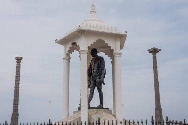 Pondicherry / India - 3 Eylül 2019: Asya 'nın Pondicherry bölgesindeki en uzun Mahatma gandhi heykeli 