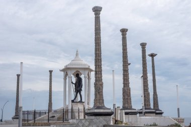 Pondicherry / India - 3 Eylül 2019: Asya 'nın Pondicherry bölgesindeki en uzun Mahatma gandhi heykeli 