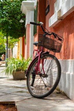 Fransız Mahallesi, Pondicherry / India - 3 Eylül 2019 Pondicherry 'deki sokak kaldırımlarına park edilmiş sokak bisikletleri. Bu, şu anda bile şehir içinde yaygın bir seyahat yöntemi..