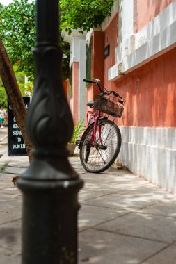 Fransız Mahallesi, Pondicherry / India - 3 Eylül 2019 Pondicherry 'deki sokak kaldırımlarına park edilmiş sokak bisikletleri. Bu, şu anda bile şehir içinde yaygın bir seyahat yöntemi..