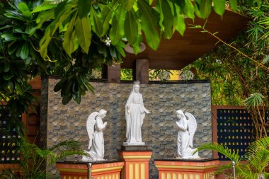 Fransız Mahallesi, Pondicherry / Hindistan - 3 Eylül 2019: Pondicherry 'deki Meleklerin Leydisi Kilisesi' nin içindeki dini heykeller