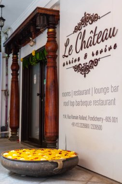 Beyaz Şehir, Pondicherry / Hindistan - 3 Eylül 2019: Hotel Le Chateau Heritage Hotel ve Butik Pondicherry 'nin Fransız mahallesinde