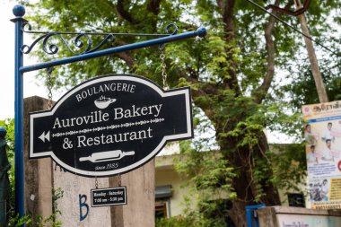 Auroville, Pondicherry / Hindistan - 3 Eylül 2019: Auroville Fırını ve Hindistan 'daki Restoran