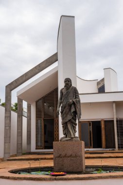 Auroville / Hindistan - 3 Eylül 2019: Savitri Bhavan, Auroville, Tamilnadu 'da bir ruhsal eğitim merkezi