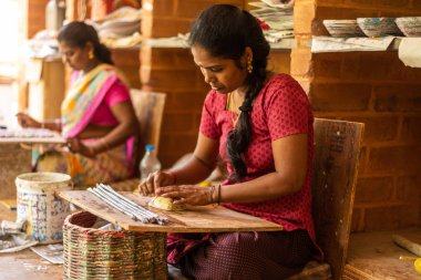 Auroville, Tamilnadu / Hindistan - 4 Eylül 2019: Wellpaper Auroville, Tamilnadu 'da el sanatları ve işçileri göster