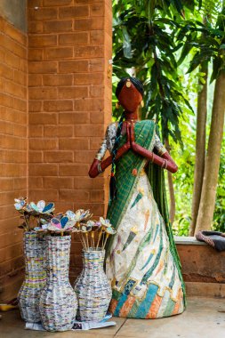 Auroville, Tamilnadu / Hindistan - 4 Eylül 2019: Wellpaper Auroville, Tamilnadu 'da el sanatları ve işçileri göster