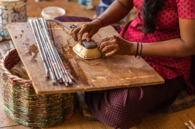 Auroville, Tamilnadu / Hindistan - 4 Eylül 2019: Wellpaper Auroville, Tamilnadu 'da el sanatları ve işçileri göster