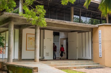 Auroville, Tamilnadu / Hindistan - 4 Eylül 2019: Auroville Ziyaretçi Merkezi Auroville, Tamilnadu
