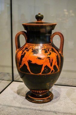 Abu Dabi, BAE - 15 Kasım 2017: Louvre Abu Dabi, Orta Doğu 'daki en büyük sanat ve medeniyet müzesidir ve dünyanın dört bir yanından antik sergiler sergilenmektedir. Açılış saatleri sabah 10-akşam 8 arası..