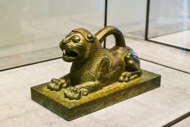 Abu Dabi, BAE - 15 Kasım 2017: Louvre Abu Dabi, Orta Doğu 'daki en büyük sanat ve medeniyet müzesidir ve dünyanın dört bir yanından antik sergiler sergilenmektedir. Açılış saatleri sabah 10-akşam 8 arası..
